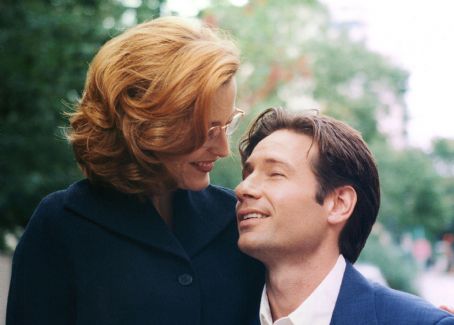Gillian Anderson and ca 1998 in Vancouver candid photo shooting