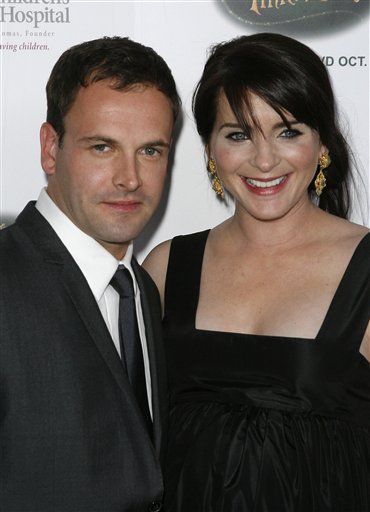 Jonny Lee Miller and Michele Hicks