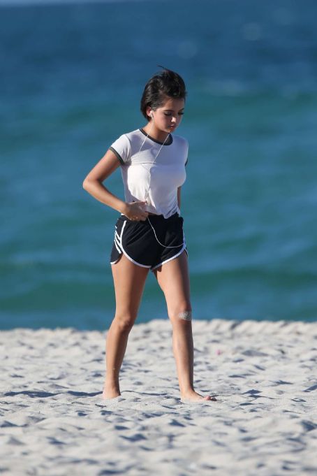 Isabela Moner In Bikini On The Beach In Miami Famousfix 4603