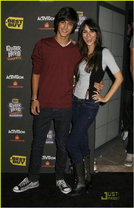Victoria Justice AND Avan Jogia KISS Tonight 8 PM is Nickelodeon's 