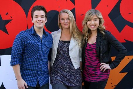 Nathan Kress and Jennette McCurdy celebrated with the winner of the 