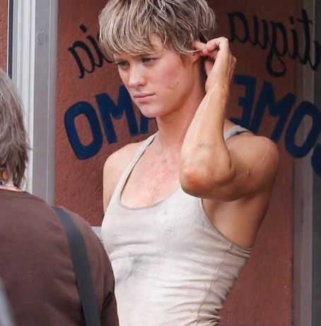 Who is Mackenzie Davis dating? Mackenzie Davis boyfriend, husband