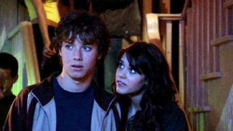 Lyndsy Fonseca and Jeremy Sumpter