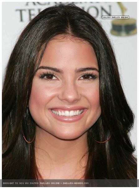 Shelley Hennig Previous PictureNext Picture