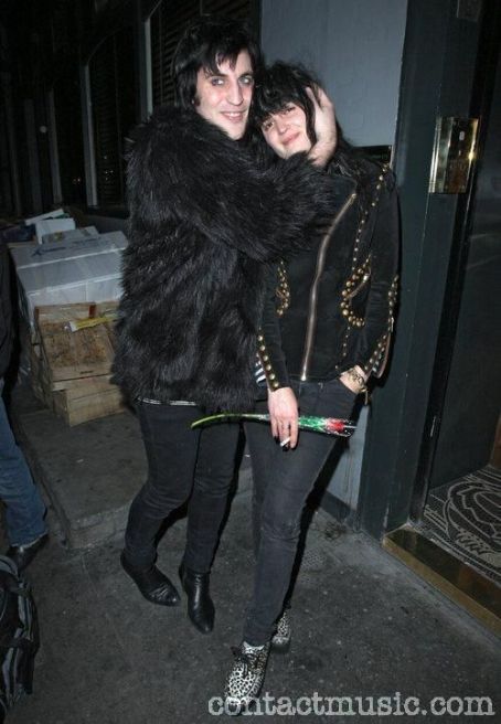 Noel Fielding and Alison Mosshart Back Photo Credit Photo Agency