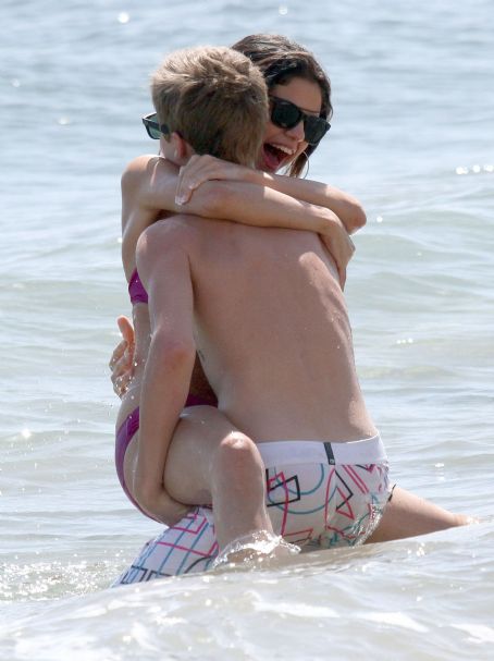 Justin Bieber and Selena Gomez enjoyed a leisurely day at the beach in Maui, Hawaii on Thursday (May 26).Edit: QOT