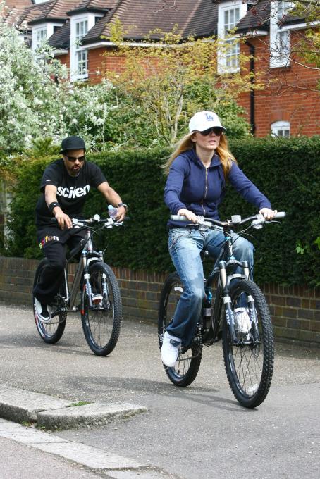 Geri Halliwell Biking With A Personal Trainer Near Her London Home 200804