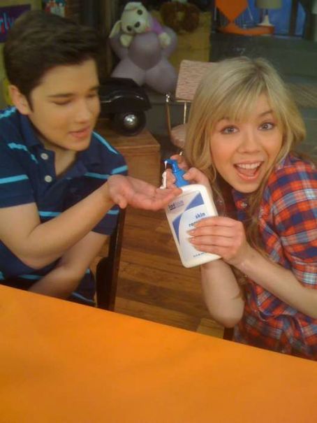 Nathan Kress and Jennette McCurdy Back Photo Credit Photo Agency