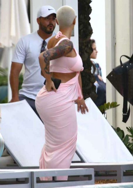 Amber Rose In Pink Dress Relaxing By The Pool In Miami