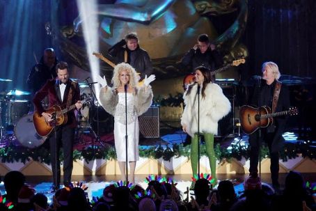 Kelly Clarkson, Jennifer Hudson, more stars perform holiday hits during NYC tree lighting
