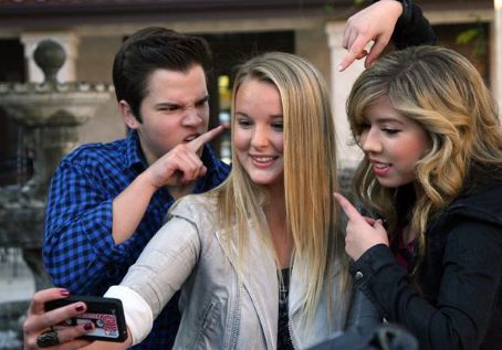 Nathan Kress and Jennette McCurdy celebrated with the winner of the ...