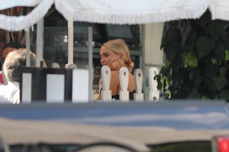 Ashlee Simpson with her husband Evan Ross at The Ivy in Los Angeles