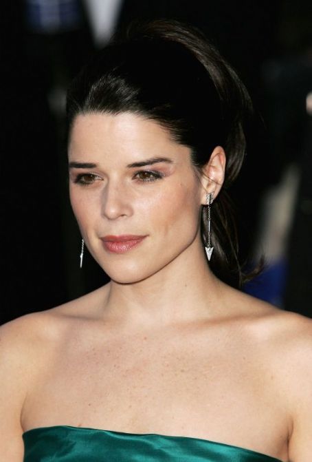 Neve Campbell Pics - Neve Campbell Photo Gallery - 2019 - Magazine ...