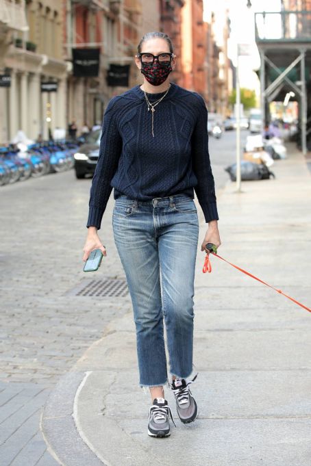 Jenna Lyons – Walks her puppy in Soho – New York - FamousFix