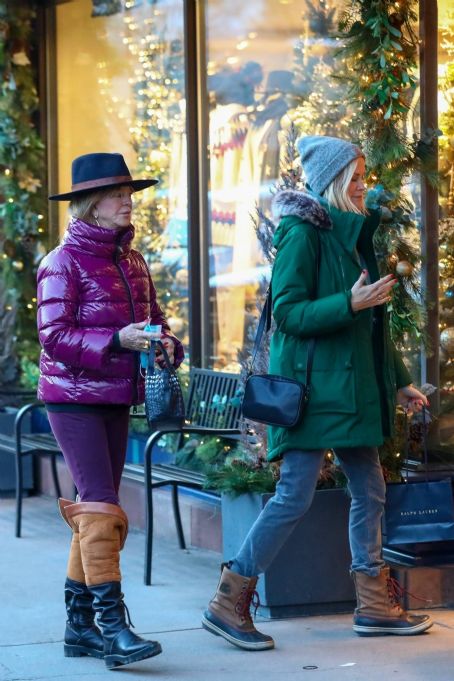 Goldie Hawn – Shopping in Aspen | Goldie Hawn Picture #108260939 - 454 ...