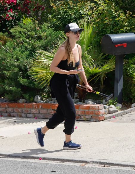 Joanna Krupa – Steps out for a walk in Los Angeles