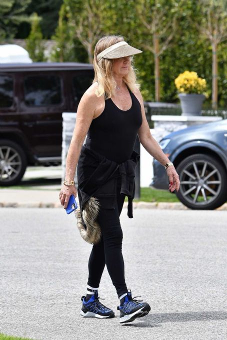 Goldie Hawn – Out for a walk in Brentwood - FamousFix