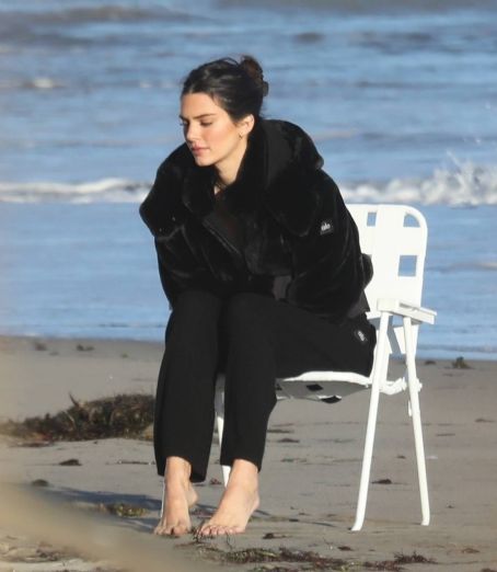 Kendall Jenner – Photoshoot candids on the beach in Malibu