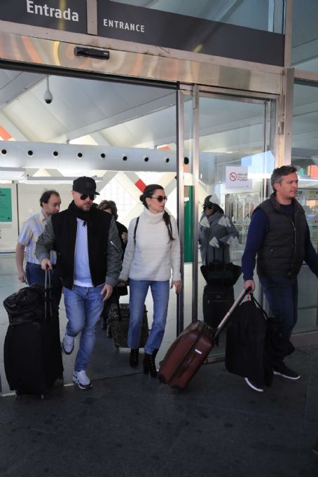 Penelope Cruz in Jeans – Arrives in Madrid