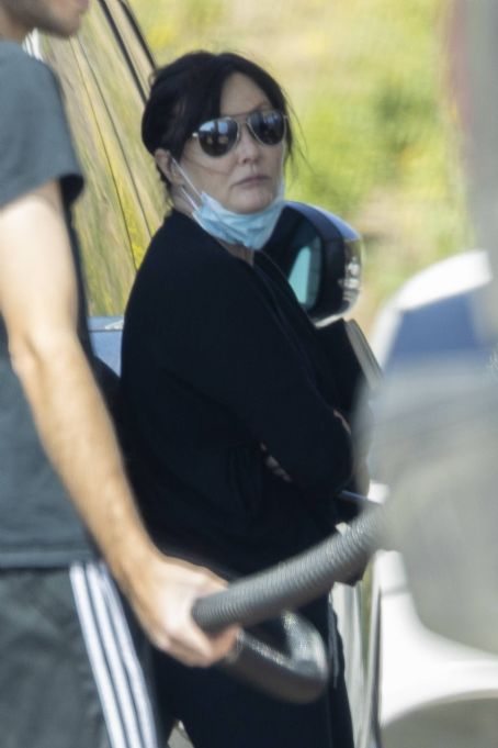 Shannen Doherty – Fills up her V8 Range Rover as gas prices top $6 per