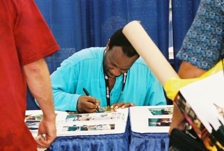 Grand L. Bush - Fans line up at Comic Con International in San Diego, CA, for Grand's autograph