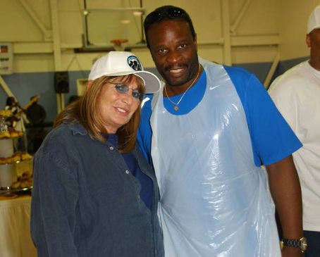 Grand L. Bush - Grand Bush and actor/director Penny Marshall help feed hundreds of unprivileged children in Watts, CA, on November 20, 2007