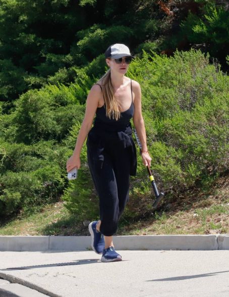 Joanna Krupa – Steps out for a walk in Los Angeles