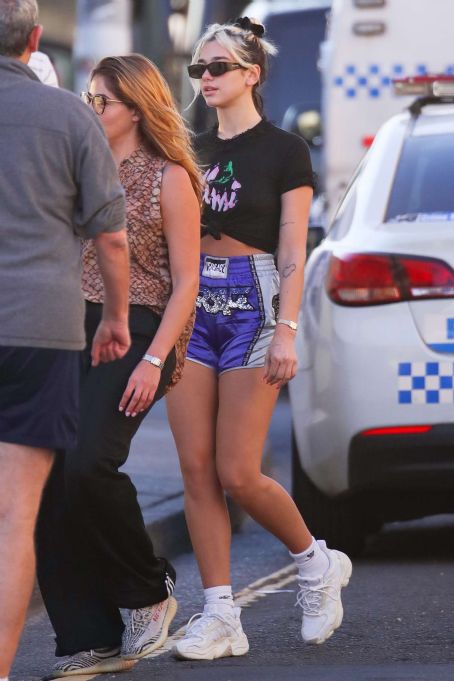 Dua Lipa in Shorts on Bondi in Sydney | Dua Lipa Picture #100088950 ...