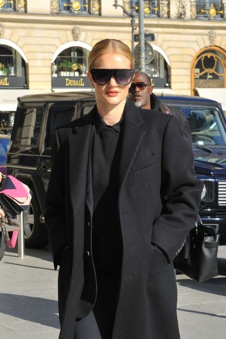 Rosie Huntington Whiteley – Arriving at Gare du Nord in Paris - FamousFix