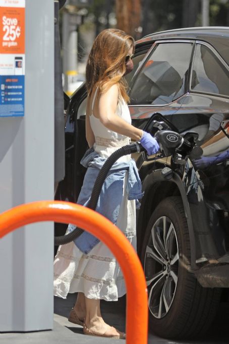 Kate Mara – Pumps gas in LA