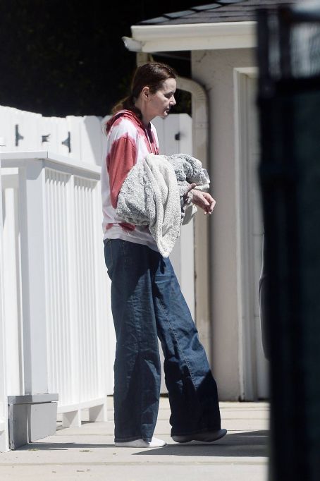 Geena Davis – Visit a vet to pick up a cat in Los Angeles