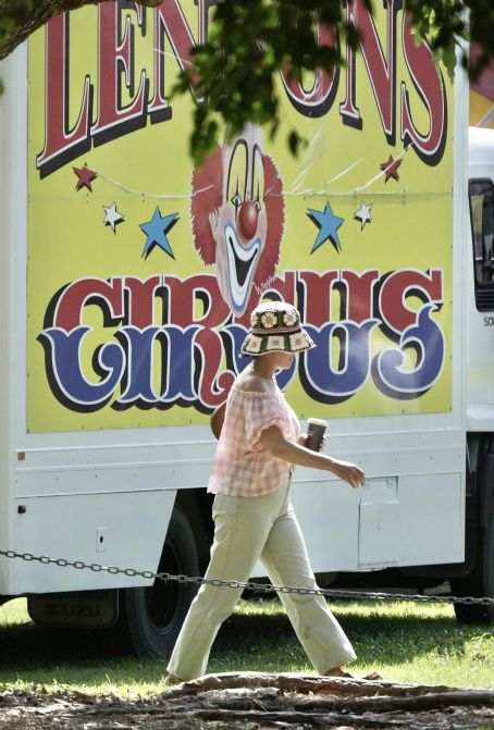 Katy Perry – Takes the kids to the Circus in Port Douglas – Australia