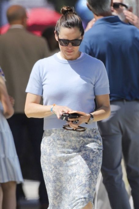 Jennifer Garner – Seen Out in Brentwood
