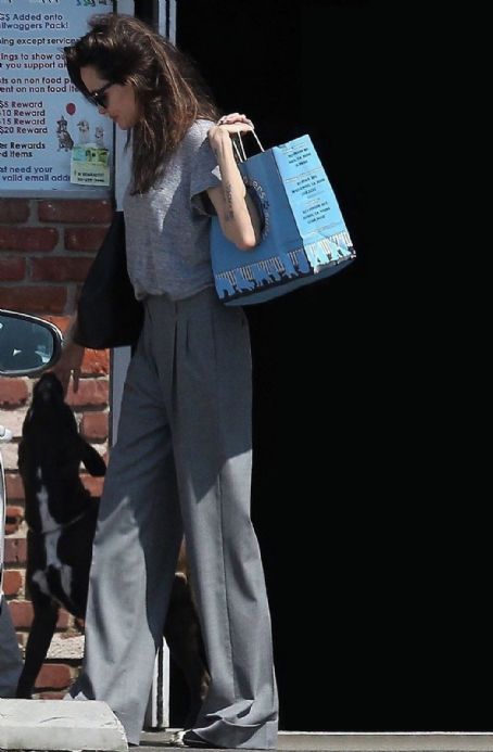 Angelina Jolie takes daughter to Pet Shop in Los Angeles (September 05, 2017)