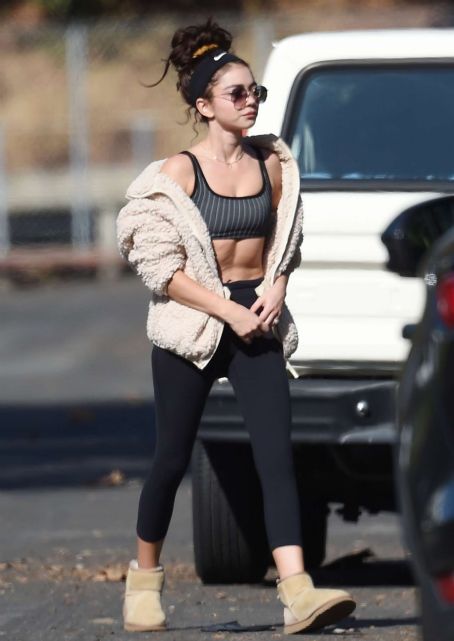 Sarah Hyland Going To A Yoga Session In North Hollywood Famousfix Com Post