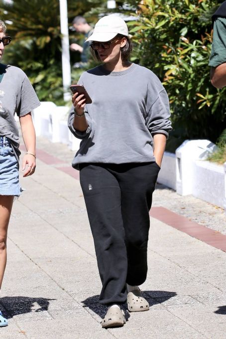 Naomi Scott – With husband Jordan Spence filming Wizards in Cairns