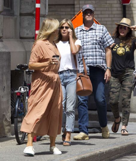 Jennifer Aniston – On the set of ‘Murder Mystery’ in Montreal