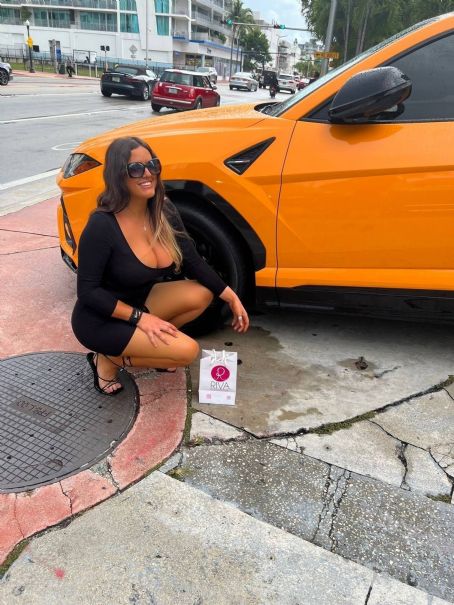 Claudia Romani – Strolling in Miami Beach