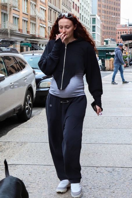Sophie Turner – Sows off her baby bump on a stroll in New York