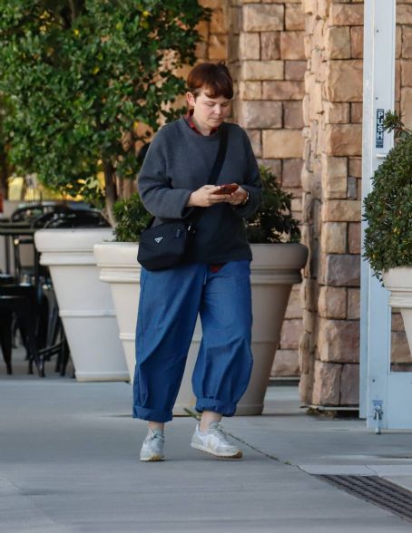 Ginnifer Goodwin – Running errands with a friend in Los Angeles