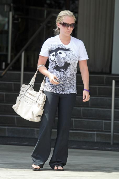 Kendra Wilkinson - Lunch At The SLS Hotel, 2 April 2010 | Kendra