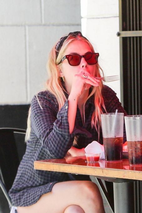 Ashley Benson – Lunch with a friend in Los Feliz | Ashley Benson