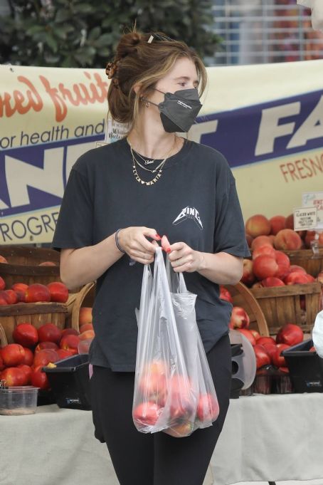 Katherine Schwarzenegger – Shopping at the Farmers Market in Pacific