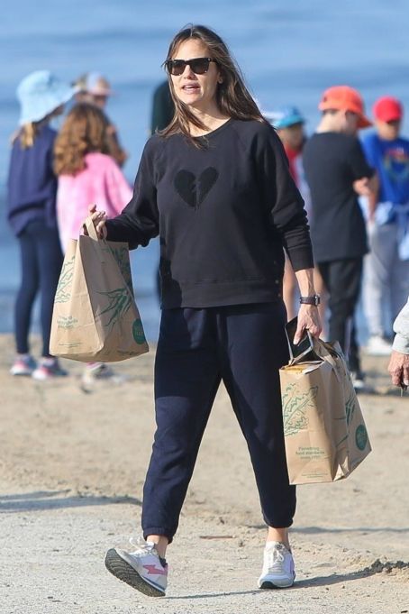 Jennifer Garner – Heads to the beach in Santa Monica