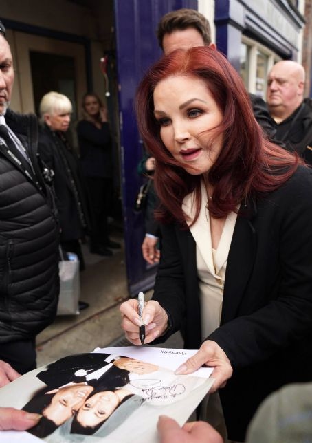 Priscilla Presley – Wows Fans In Newcastle | Priscilla Presley Picture ...