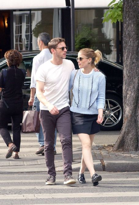 Kate Mara – Wearing leggings and Converse sneakers in Los Angeles -  FamousFix.com post