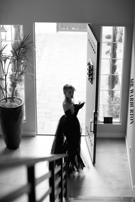 Mädchen Amick - Mr. Warburton Magazine Pictorial [United States] (December 2019)