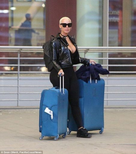 Amber Rose Arrives at Pearson Airport in Toronto, Canada to See Boyfriend Terrence Ross - April 30, 2016