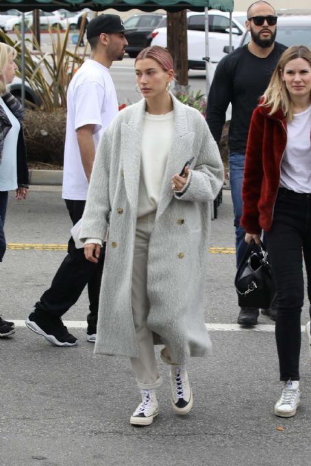 Hailey Baldwin – Out for a coffee at Alfred’s in Sytudio City