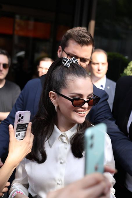 Selena Gomez – Seen with her fans outside the Bulgari Hotel in Paris